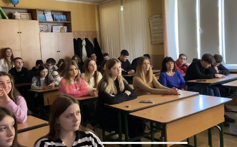 Учні та їх вчителька Світлана Попроцька під час майстер-класу